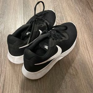 Black nike tennis shoes